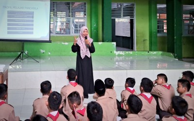 Siswa MTsN 1 Kota Padang Antusias Ikuti Materi Public Speaking dari Novi Yarli