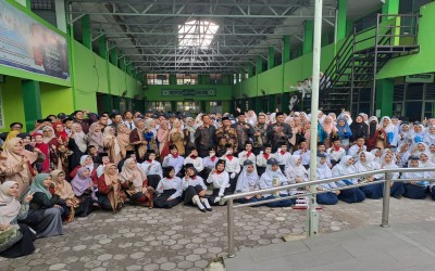 Peserta Upacara HUT RI MTsN 1 Tampil dengan Batik Nusantara, Simbol Keberagaman