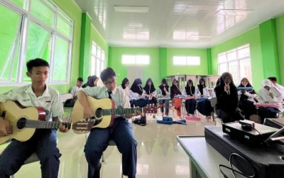 Guru SBDK MTsN 1 Eksplorasi Musik dan Ekspresi Siswa di Awal Pembelajaran